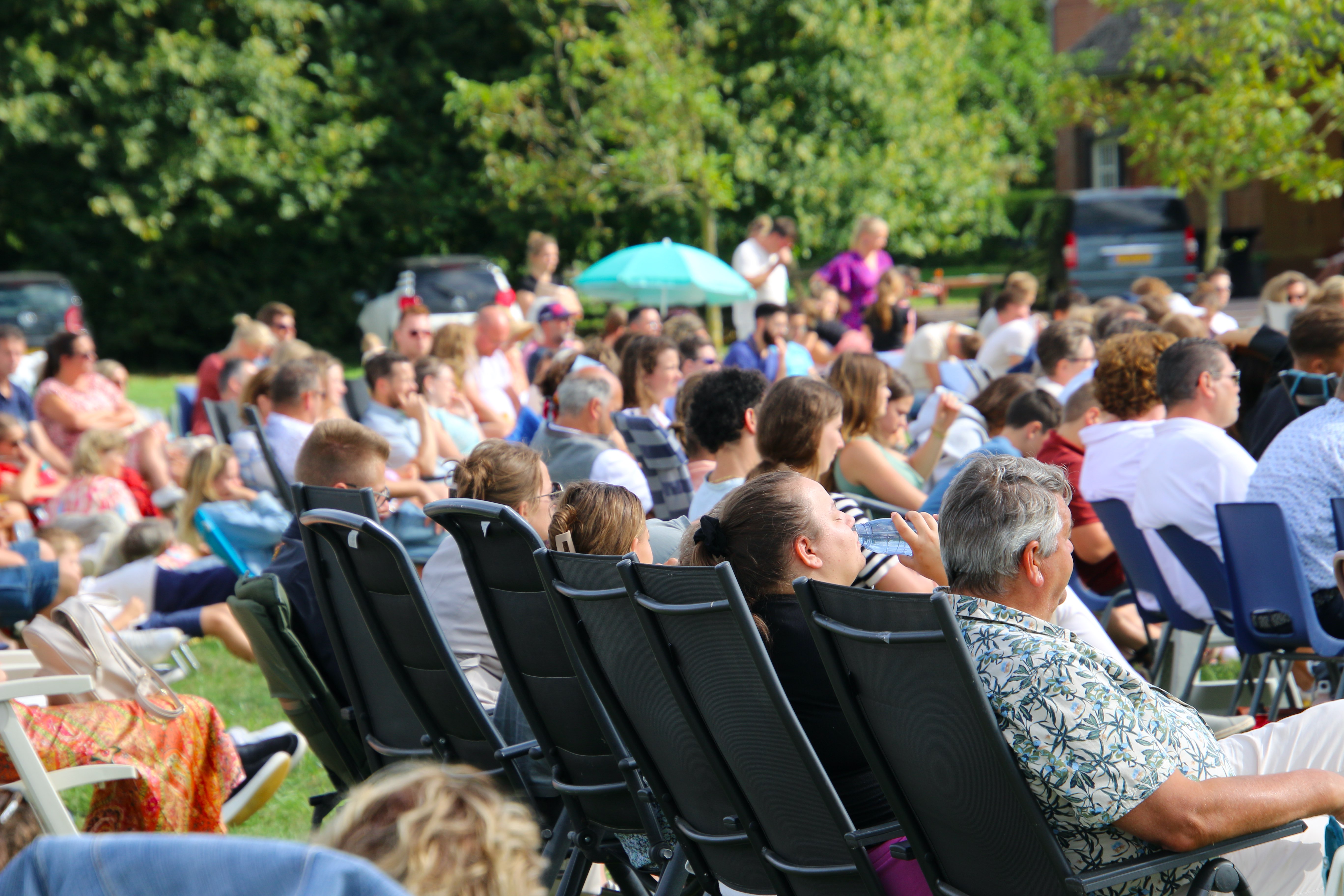 Toehoorders openluchtdienst 2